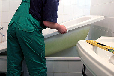 Демонтаж и замена ванны в ванной комнате