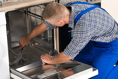 Установка встраиваемой посудомоечной машины и подключение к системе подачи и отвода воды