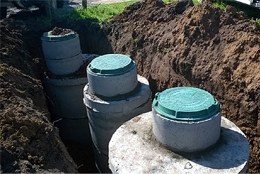 Монтаж переливного септика из бетонных колец для загородного дома